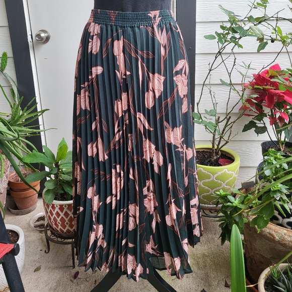 Green and pink floral skirt - Picture 3 of 8
